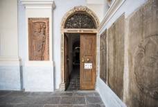 Portone d'accesso al Chiostro da piazza Duomo